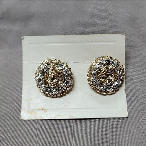 Vintage 40s/50s round clip-on earrings with gold and silver-tone filigree design - Picture 1 of 11